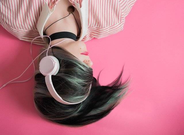 Ученые выяснили, что прослушивание музыки перед сном вызывает появление ушных червей и мира
