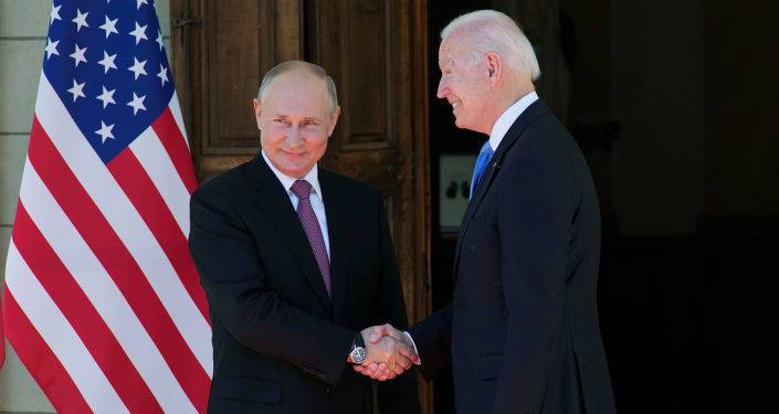Очки и хохлома: что подарили друг другу Владимир Путин и Джо Байден на встрече в Женеве