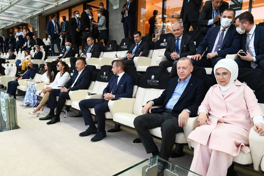 16 июня в Азербайджане состоялся второй матч финального этапа чемпионата Европы по футболу между сборными Турции и Уэльса. Как передает Day.Az со ссылкой на АЗЕРТАДЖ, Президент Азербайджанской