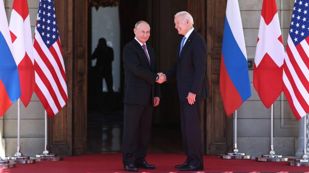 Песков рассказал, что Путин подарил Байдену на встрече в Женеве