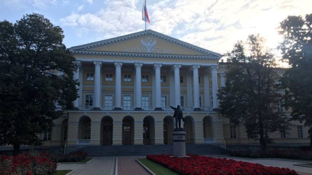 Смольный планирует ужесточить коронавирусные ограничения в Петербурге