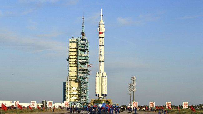 Китай отправил троих космонавтов на собственную орбитальную станцию