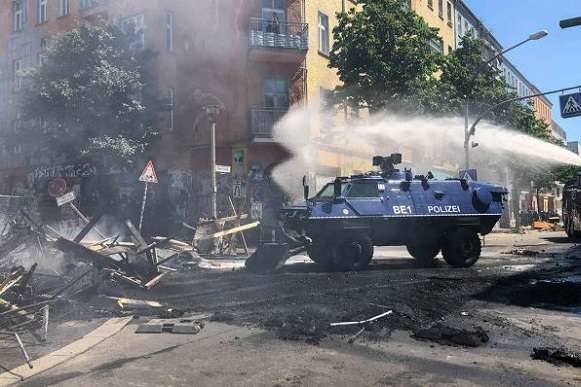 В Берлине во время выселения сквот пострадали 60 полицейских
