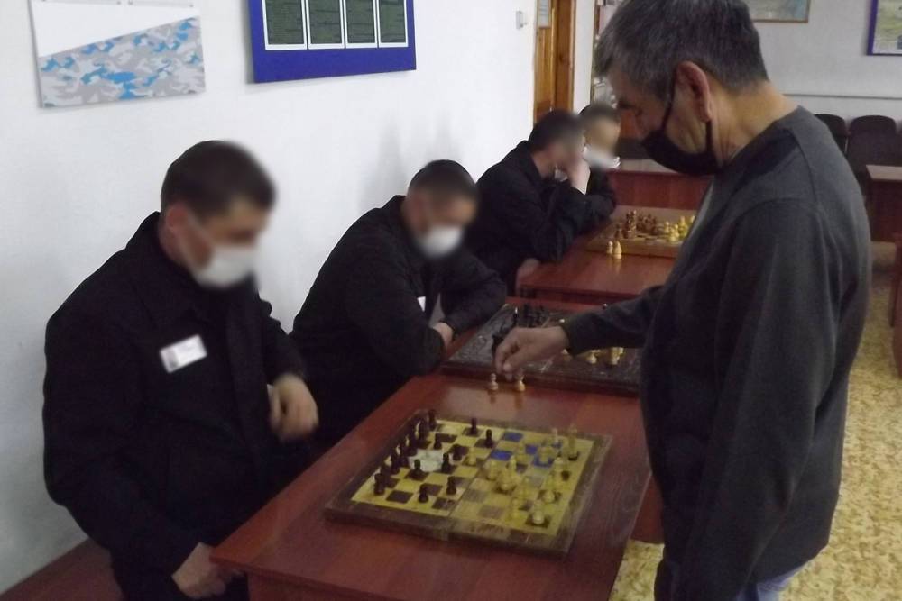 В Бурятии шахматист сыграл с осужденными на семи досках одновременно