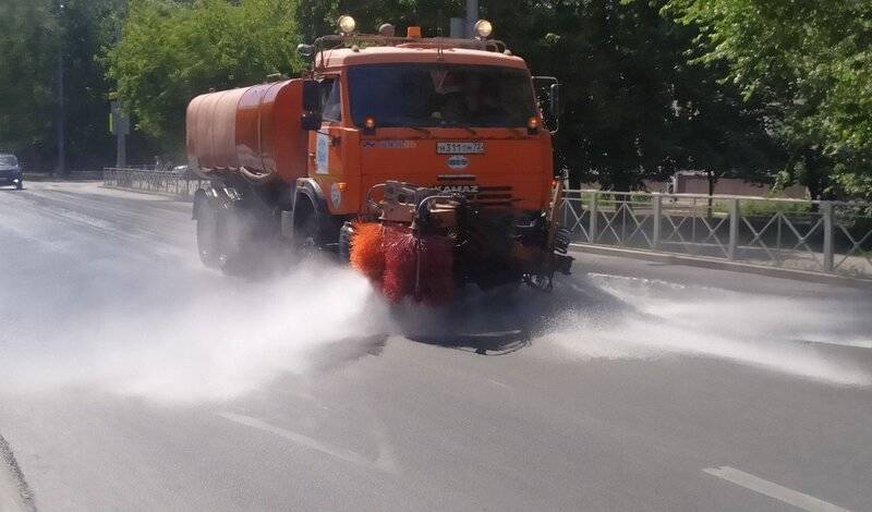 Из-за жары на дорогах Тюмени работают 15 поливочных машин