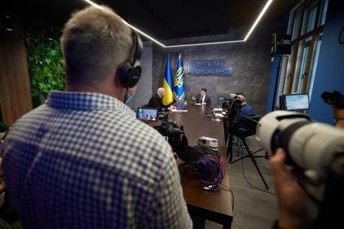 Зеленский в интервью западным СМИ обратился к Путину на русском языке по теме Донбасса