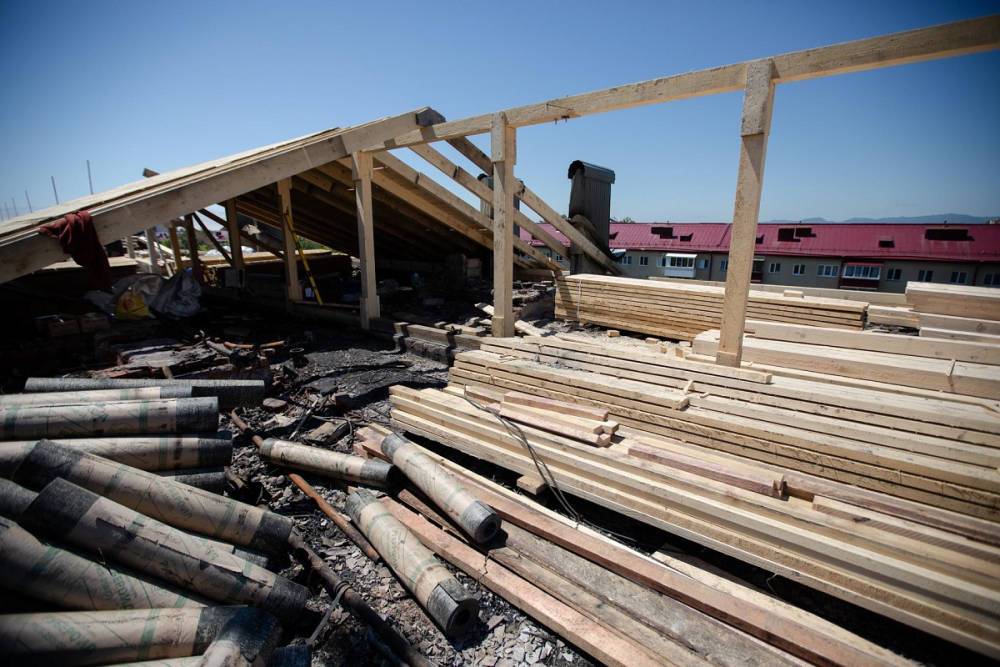 На крыше пострадавшего от пожара дома в Южно-Сахалинске восстановили мауэрлат