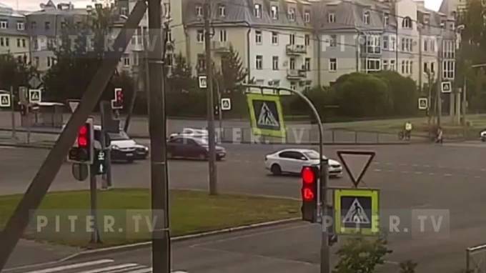 ДТП с мотоциклом и фургоном в Приморском районе попало на видео