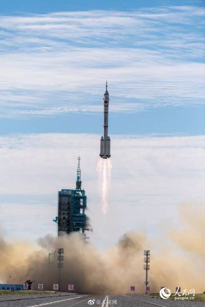 Китай запустил космонавтов к своей орбитальной станции
