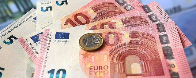 Стоимость евро находится ниже отметки в 87 рублей впервые с 17 марта
