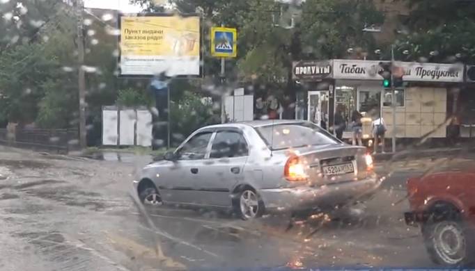 Поваленные деревья, размытые дороги и затопленные дворы: непогода в Ростове