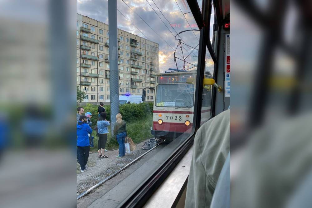 Трамвай задавил насмерть велосипедистку в наушниках в Петербурге