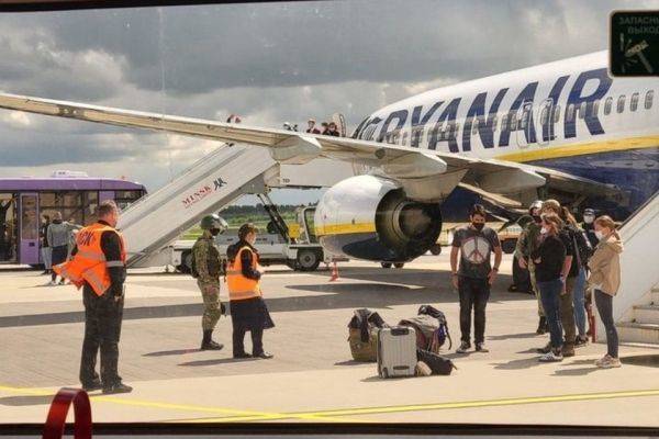 Расследование инцидента с посадкой самолета Ryanair завершится не раньше осени