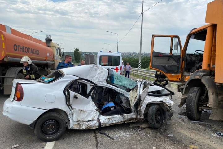 В Волгограде в ДТП с грузовиком и иномаркой погиб 6-летний ребенок