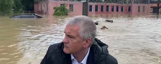 Сергей Аксенов плыл на лодке, осматривая затопленные районы Крыма