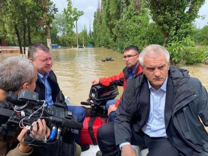 Глава Крыма объяснил сопровождение его лодки пловцами на затопленных улицах