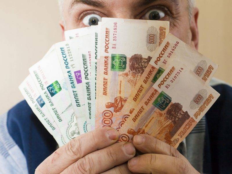 Почему россияне боятся денег и не могут много заработать, рассказал психолог