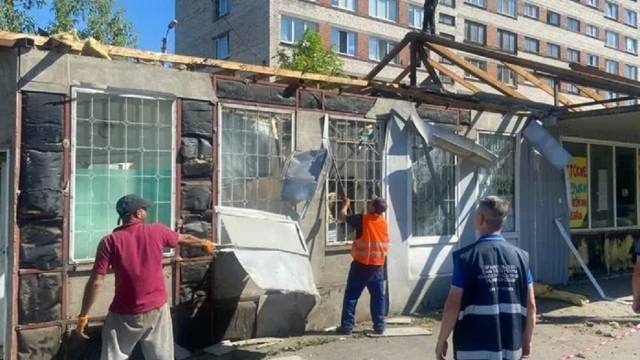 В шести районах Петербурга снесли 11 незаконных павильонов
