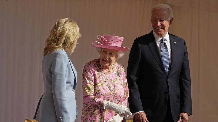 СМИ: Елизавета II осталась недовольна поведением Байдена