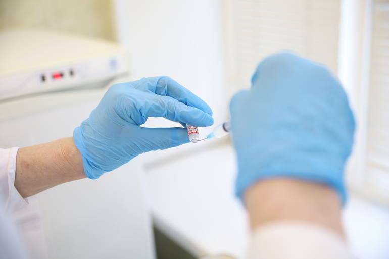 Петербург принял ещё 24 тысячи доз вакцины от коронавируса