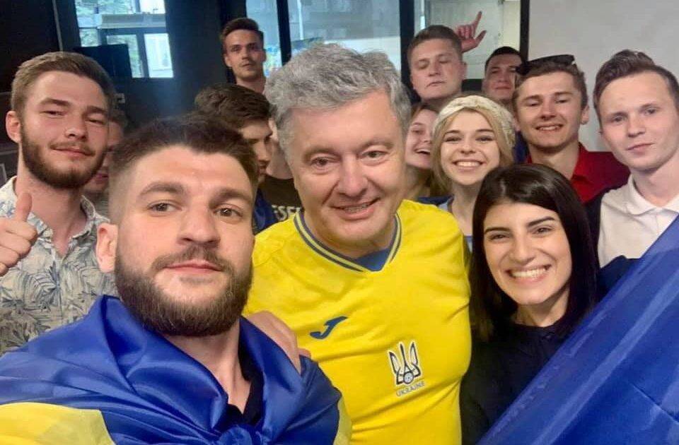 Слава Украине! Как Петр Порошенко с депутатами от “ЕС” смотрели матч Украина с Северной Македонией