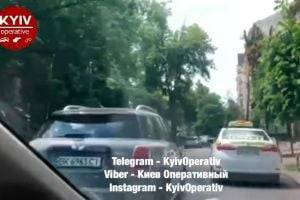ДТП в центре Киева: Mini Cooper сбил человека на пешеходном переходе. ВИДЕО