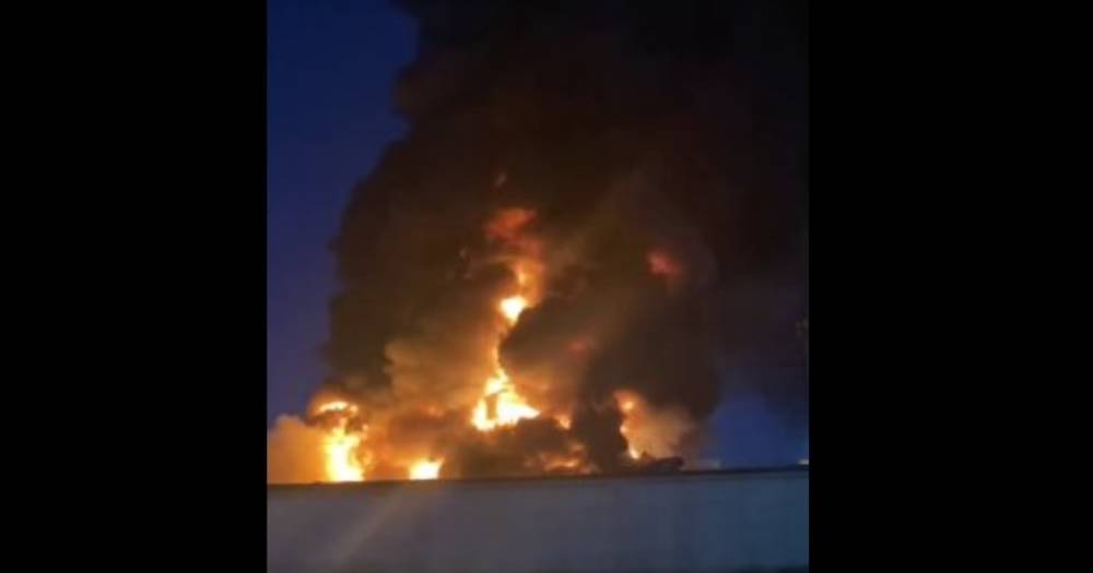 Пожар на металлобазе в Москве попал на видео