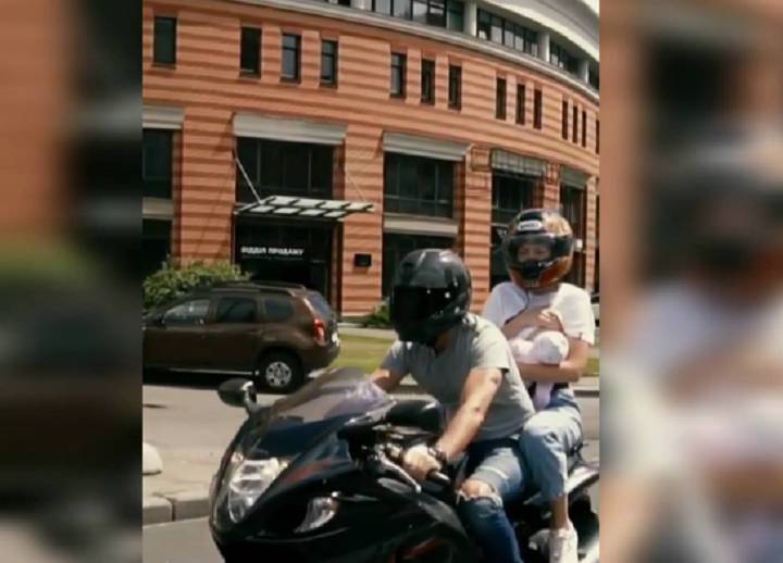 Мамочка в Москве покормила младенца грудью во время езды на мотоцикле