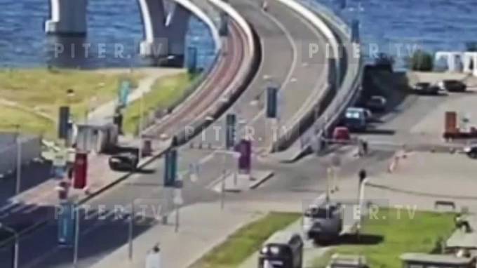 Велосипедист сбил инвалида на спуске с Яхтенного моста