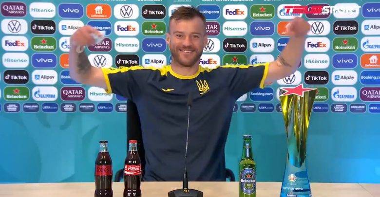 "Сoca-Cola, Heineken, свяжитесь со мной!": Футболист сборной Украины потроллил Роналду за отказ от газировки
