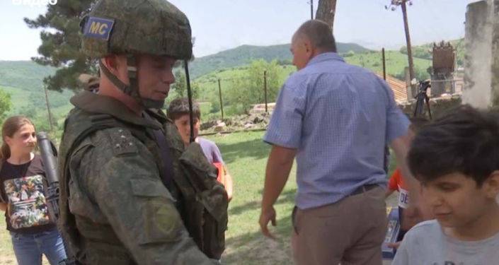 Российские миротворцы доставили гумпомощь переселенцам и многодетным семьям в Карабахе