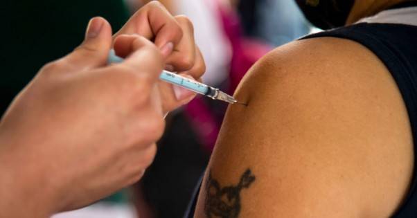 Коронавирус: в Украине за сутки вакцинировали рекордные число людей