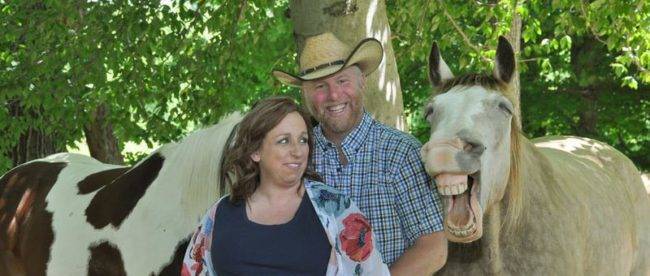 Конь влез в кадр и сделал фотосессию супружеской пары незбываемой