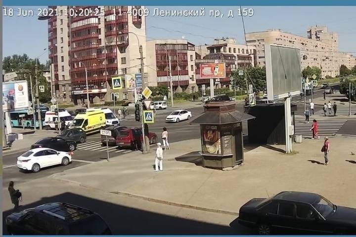 Семь человек пострадали при столкновении автобуса и маршрутки на Ленинском проспекте