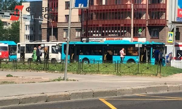 Маршрутка и автобус столкнулись в Петербурге: есть пострадавшие