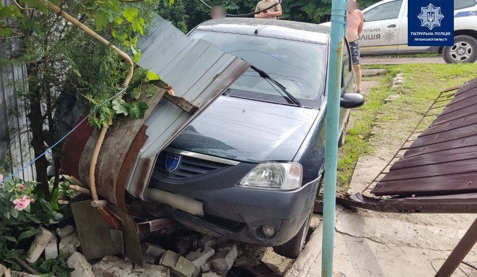 В Лисичанске нетрезвый водитель врезался в забор (фото)