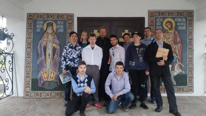 Воспитанники социального центра подарили мозаичные иконы храму в Романовке