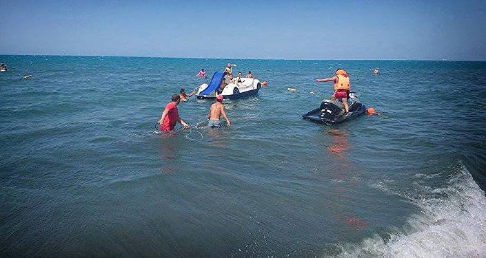 Грузинские спасатели вытащили из моря двух человек