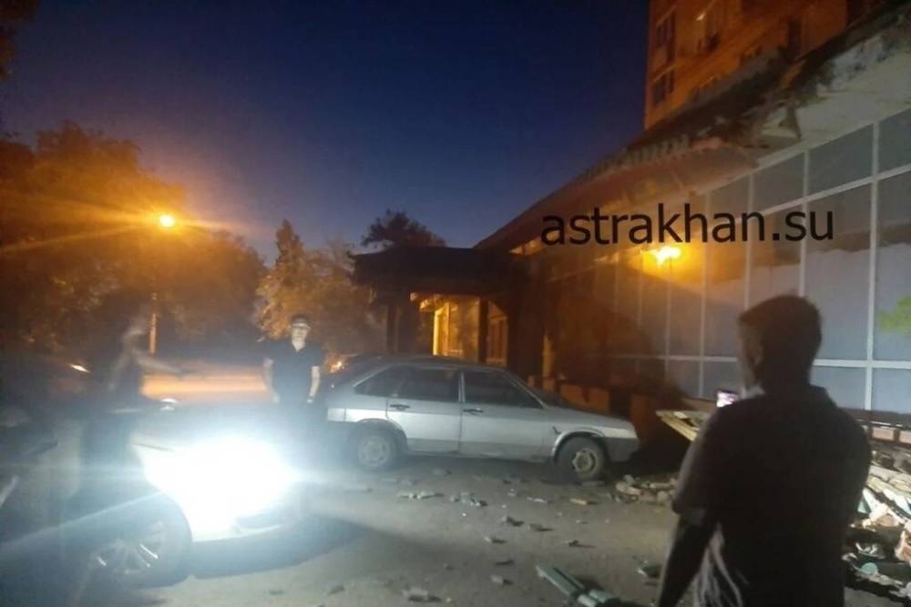 Ночью в Астрахани обрушилось здание