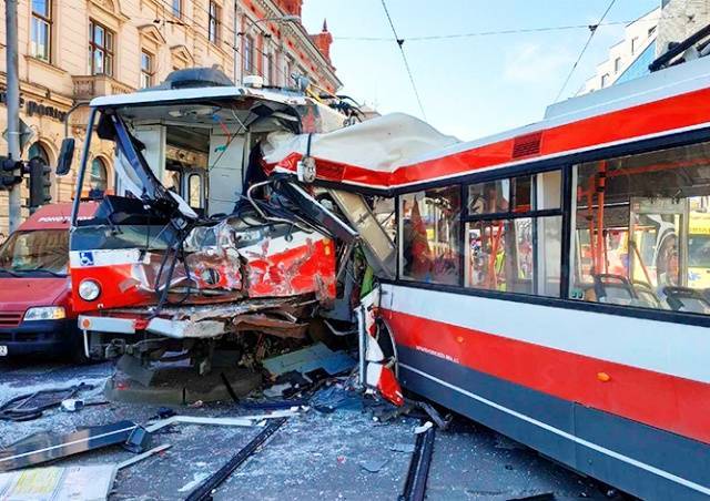 Появилось видео столкновения троллейбуса с трамваем в Чехии