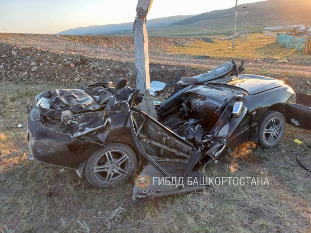 В Башкирии иномарка превратилась в груду металла после съезда с дороги