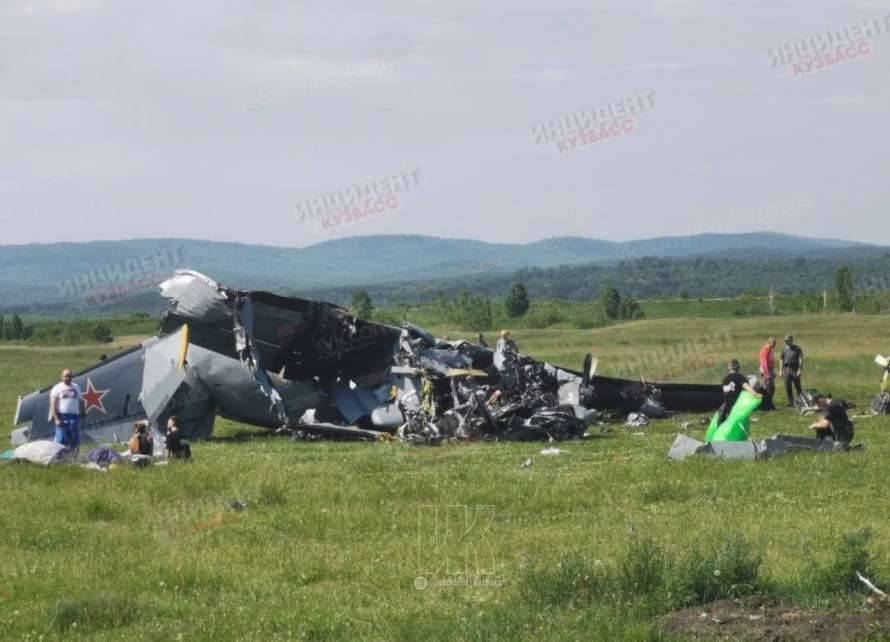 В России при аварии учебного самолета погибли девять парашютистов