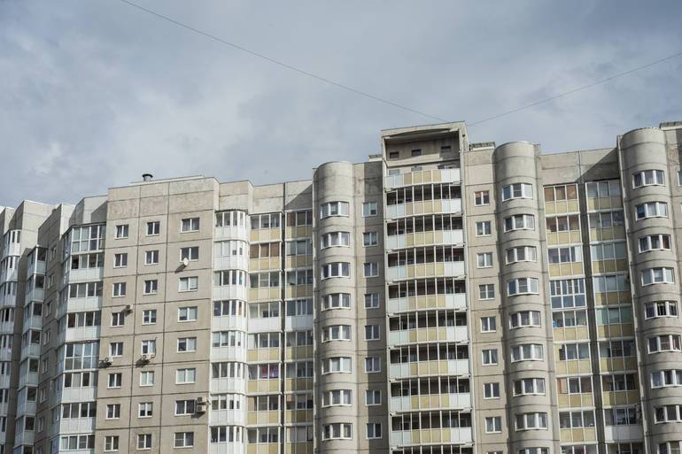 Жители Красносельского района Петербурга жалуются на запах канализации