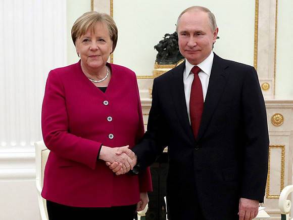 Меркель: Германия должна поддерживать диалог с Москвой, несмотря на разногласия