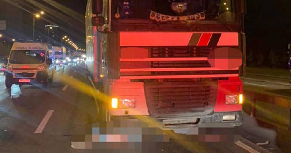 Перебегали дорогу: в Киеве грузовик сбил насмерть двух человек
