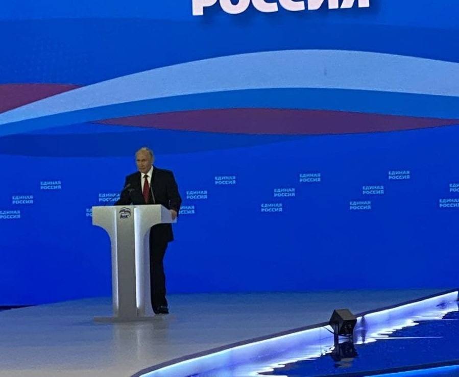 Путин и Мишустин пришли на съезд «Единой России» без масок