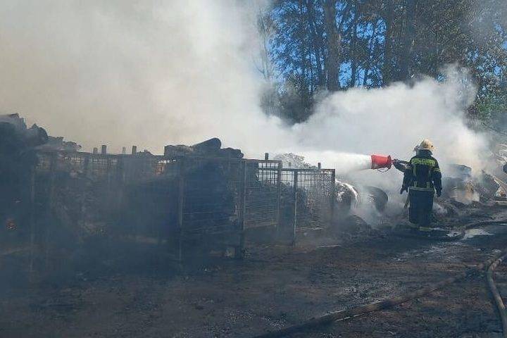 Пожар на складе вторсырья в Новгороде тушили почти 30 пожарных