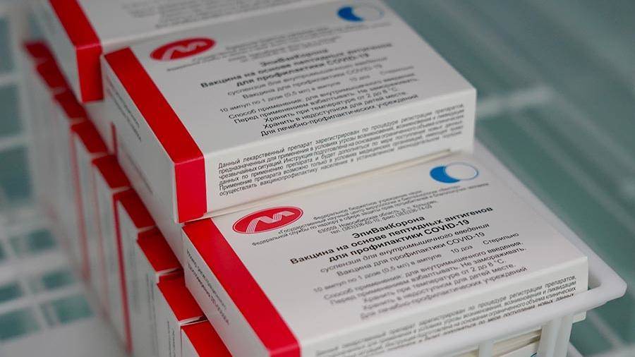 В Петербурге власти обязали вакцинировать 65% госслужащих