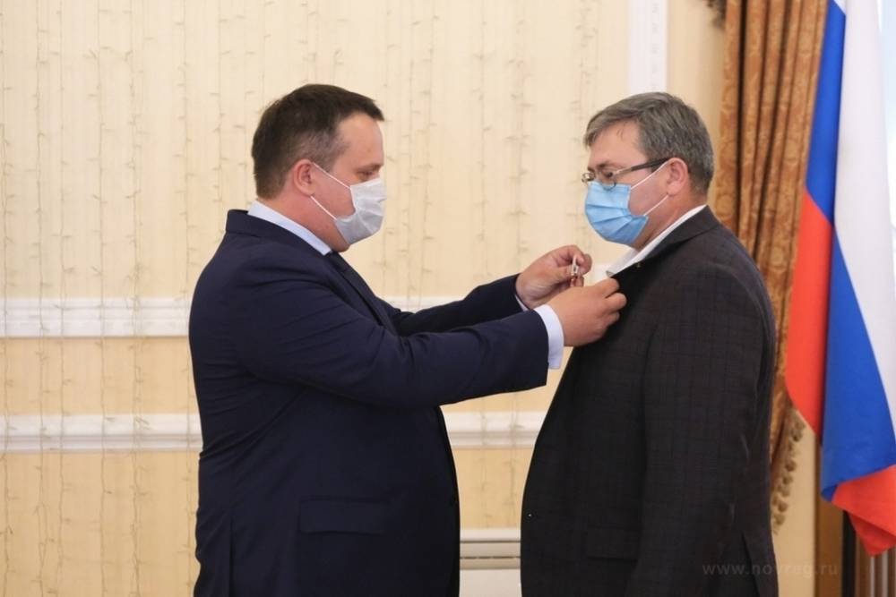 Полсотни новгородских медиков наградили за борьбу с коронавирусом