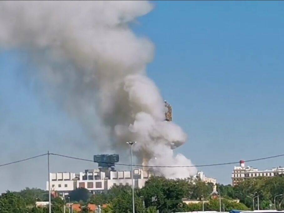 В Москве раздались взрывы, СМИ пишут о пожаре на складе пиротехники